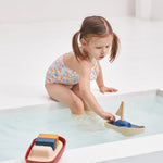 PlanToys® Sailboat Wooden Bath Toy | Eco-Friendly Floating Boat for Kids | Promotes Fine Motor Skills & Imaginative Play | Sustainable Birthday Gift for Bathtime Fun