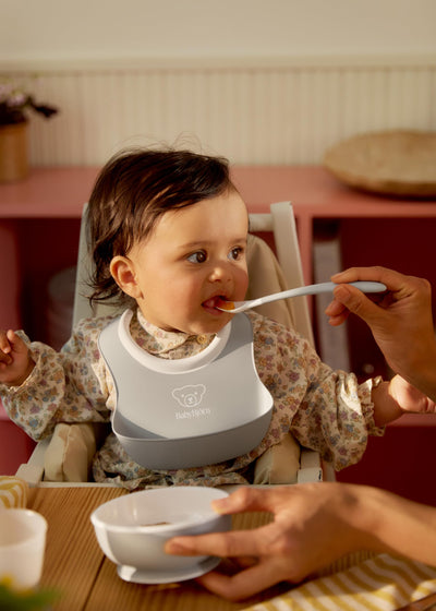BabyBjörn Baby Feeding Set, 3 pcs, Gray Includes Baby Plate, Baby Fork, Baby Spoon, and Baby Cup Dishwasher Safe Toddler Feeding Set for self-Feeding or Baby-led weaning
