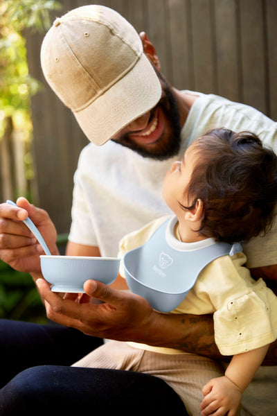 BabyBjörn Baby Feeding Set, 3 pcs, Powder Blue Includes Baby Plate, Baby Spoon, Dishwasher Safe Toddler Feeding Set for self-Feeding or Baby-led weaning