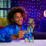 Monster High Venus McFlytrap Doll, Plant Monster with Pet Cat Chewlian & Accessories Like Backpack, Notebook, Snacks & More